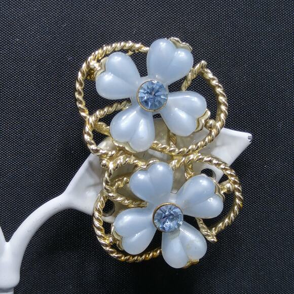 Kramer Blue Rhinestone Flower Clip Earrings, Lucite Gold Plated, 1950s Vintage - Picture 3 of 10